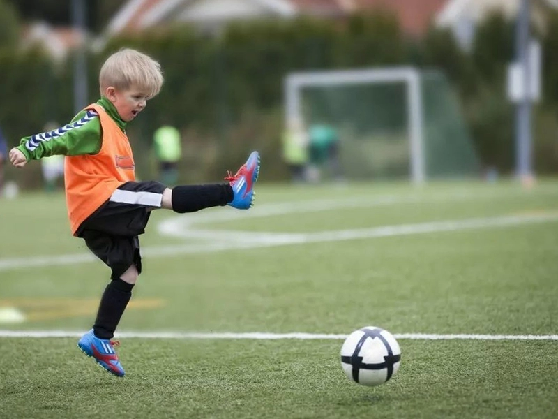 Tappeto erboso artificiale verde di plastica dell'erba per gli sport di calcio