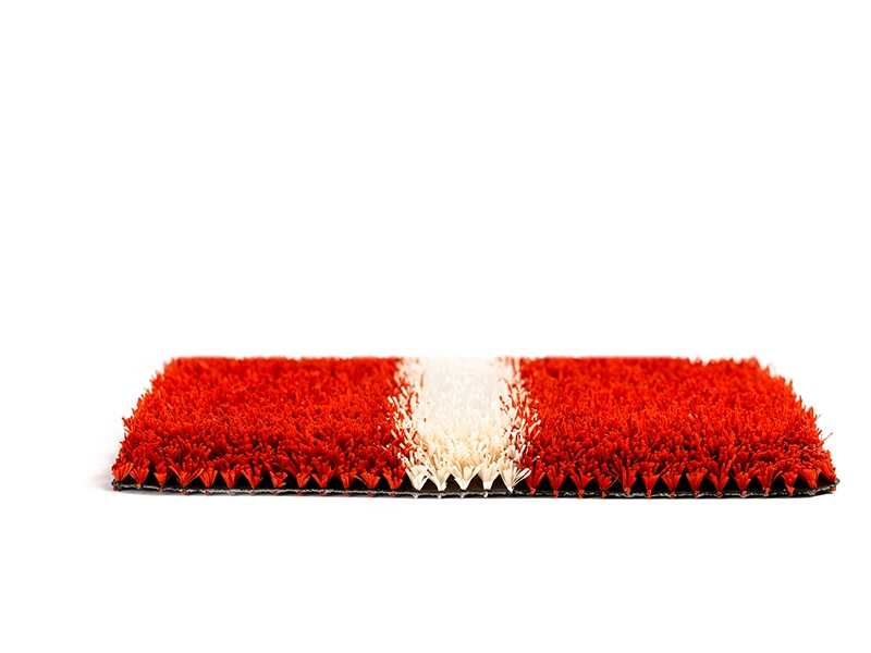 Inseguimento di corsa di erba sintetica rossa e bianca