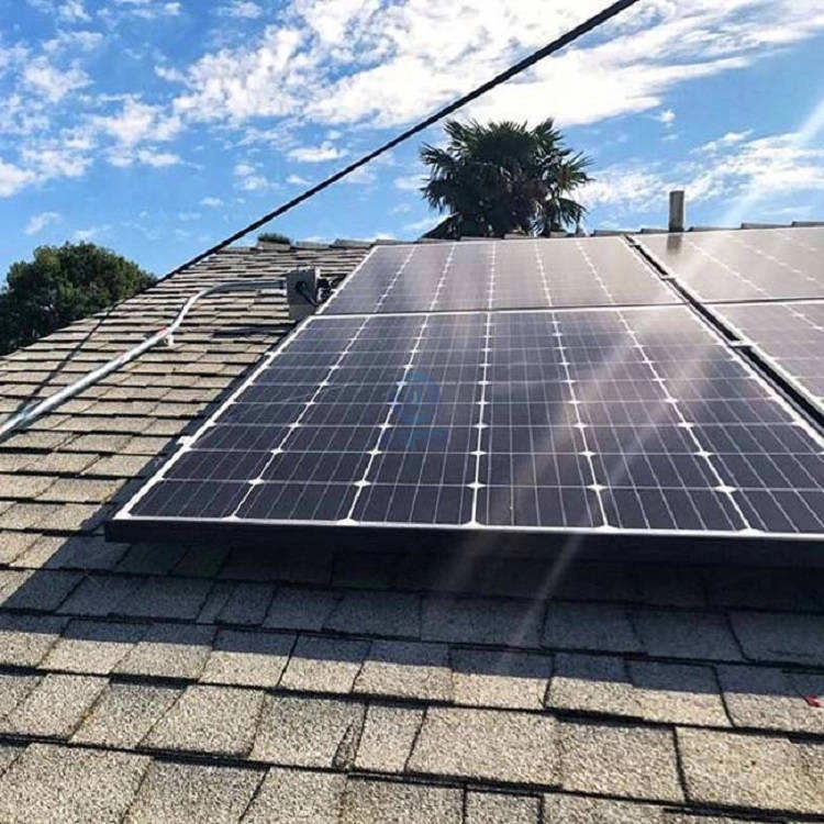 Sistema di staffe per pannelli solari da tetto in scandole di asfalto impermeabile