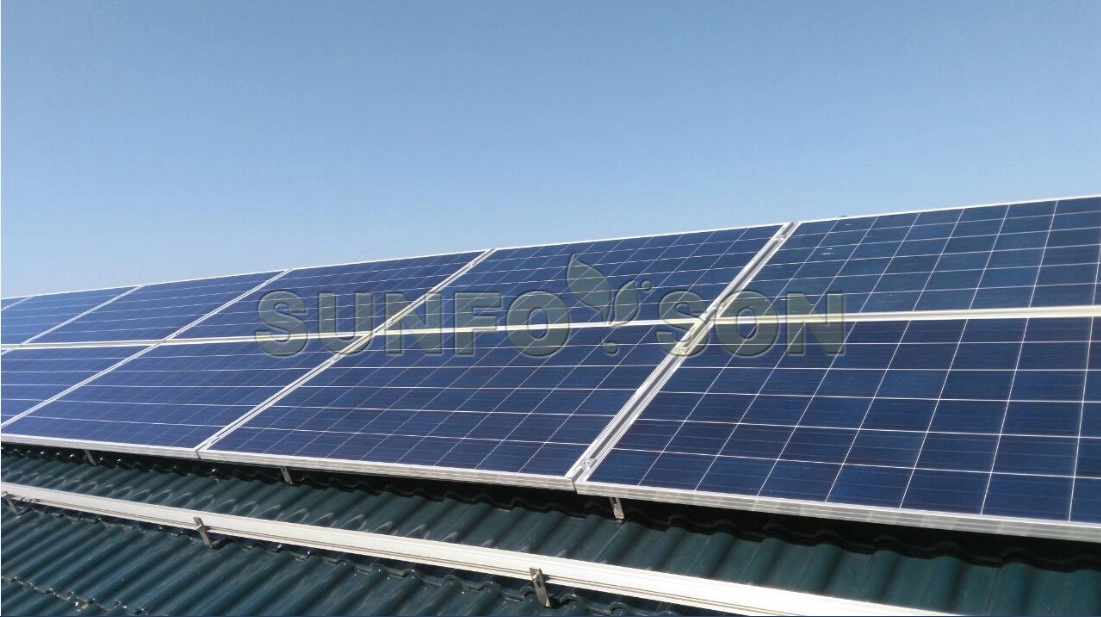 Sistema di montaggio solare per tetti in tegole