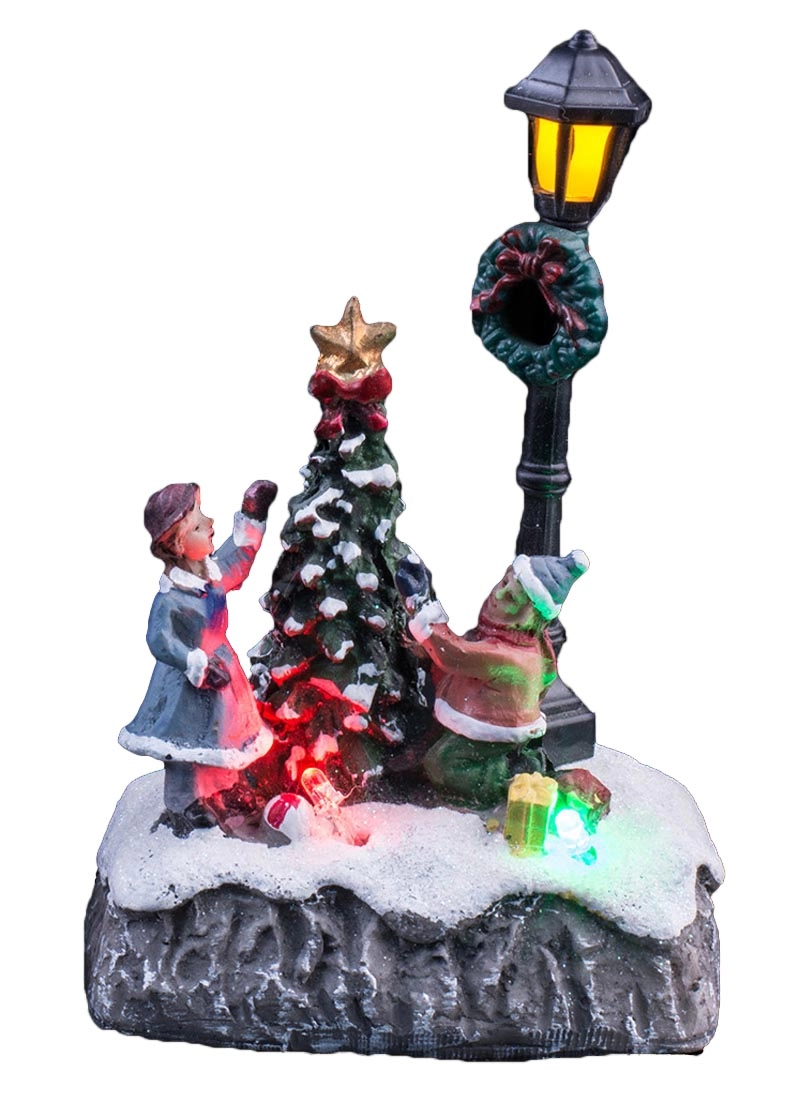 Scena di Natale illuminata con bambini decorare l'albero di Natale