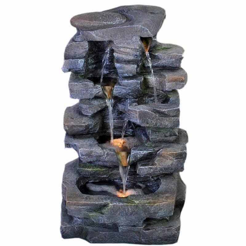 Fontana d'acqua illuminata a più livelli di formazione rocciosa
