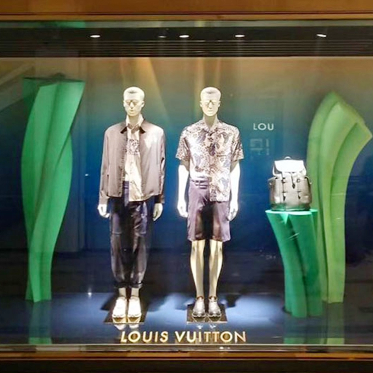 Oggetti di scena estivi per vetrine di negozi di moda