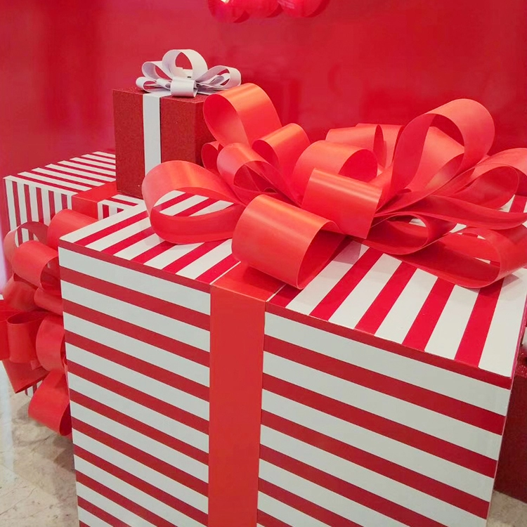Confezione regalo in legno personalizzata per la decorazione natalizia del centro commerciale