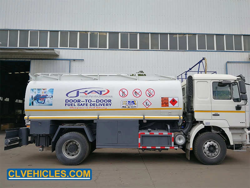 Camion cisterna per petrolio greggio Shacman da 18000 litri