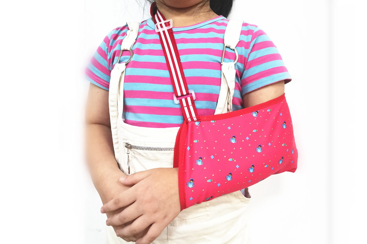 Imbracatura per braccio pediatrico regolabile per l'assistenza sanitaria di neonati, bambini e bambini