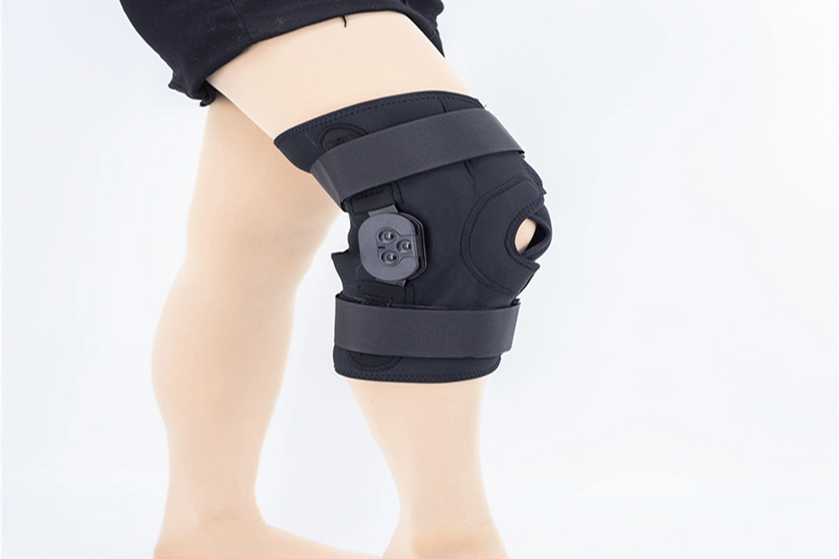 Supporto per ginocchio in alluminio ROM T tessuto anteriore con design a rotula aperta e cerniere LIMITATE