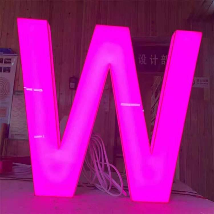 I produttori di parole al neon LED modellano direttamente la modellazione