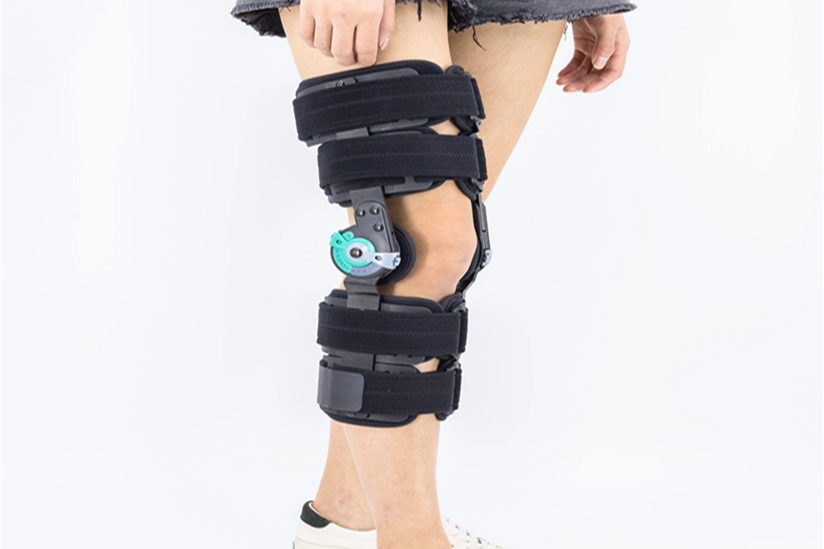 Gli immobilizzatori per ginocchio ROM post-operatorio da 16 pollici rinforzano il telaio in lega e la cintura con fibbia Stick