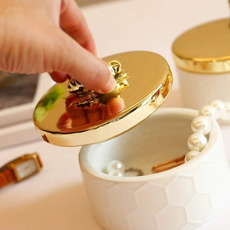 Portagioielli in ceramica fatti a mano con coperchio a forma di ape d'oro