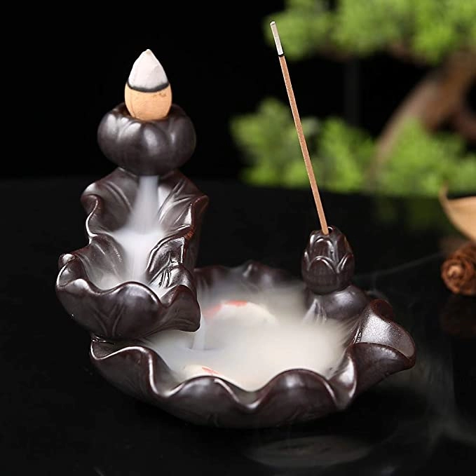 Porta incenso a cascata in ceramica fatto a mano con decorazione per la casa di pesci koi