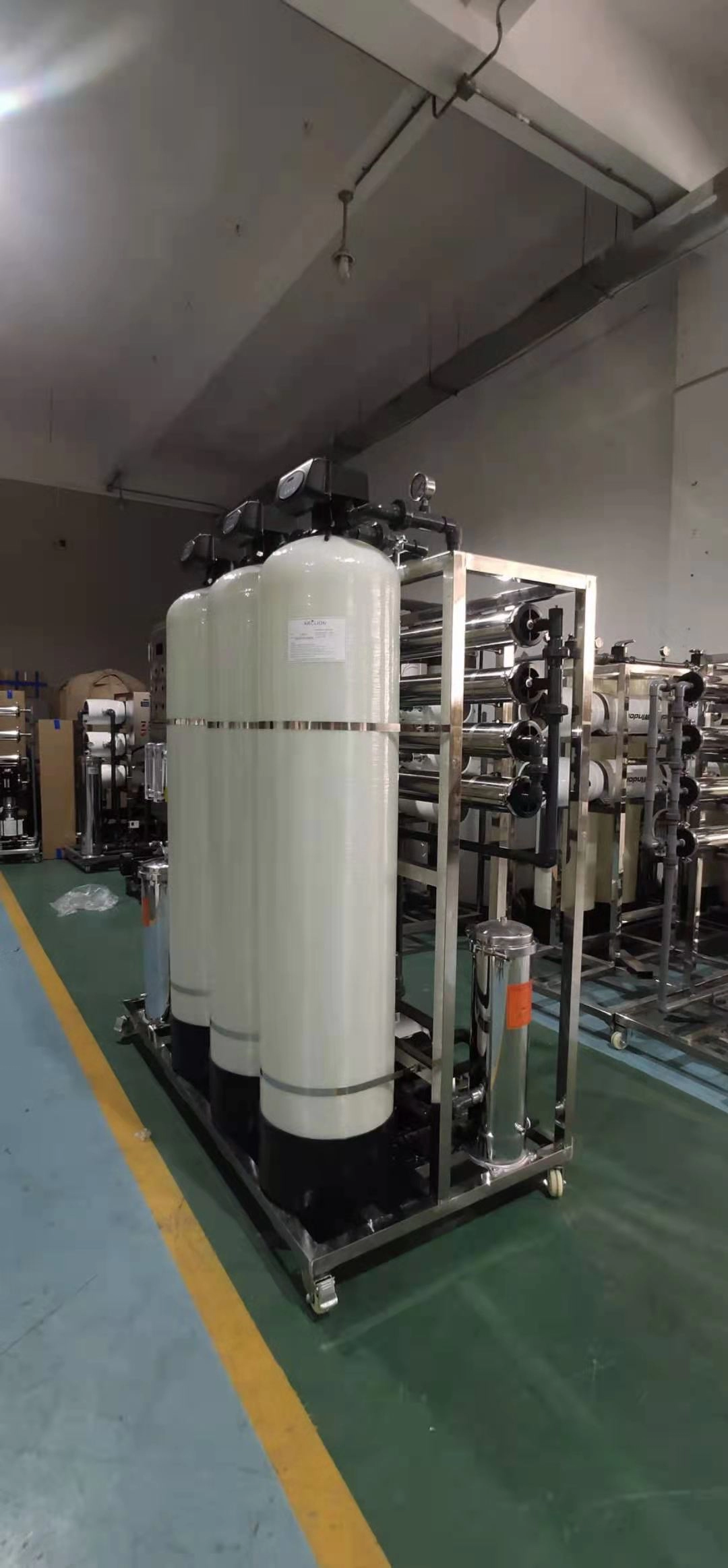 Nuove apparecchiature per il trattamento dell'acqua ad osmosi inversa del sistema RO per la purificazione industriale aggiornata al 99,8%.