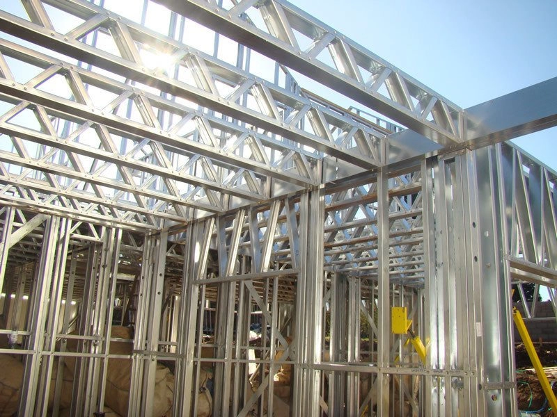 Sistema di capriate per tetti in acciaio stampato a freddo leggero ed economico