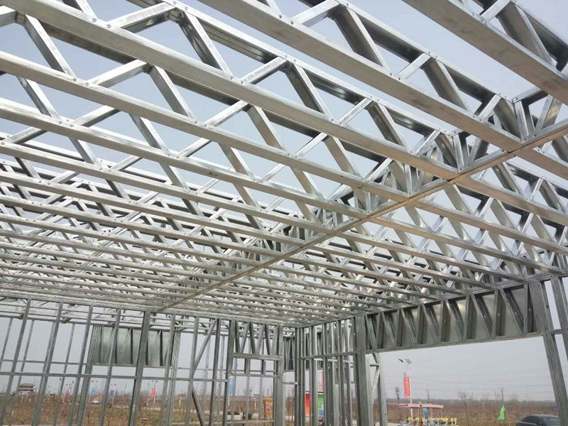 Sistema di capriate per tetti in acciaio stampato a freddo leggero ed economico