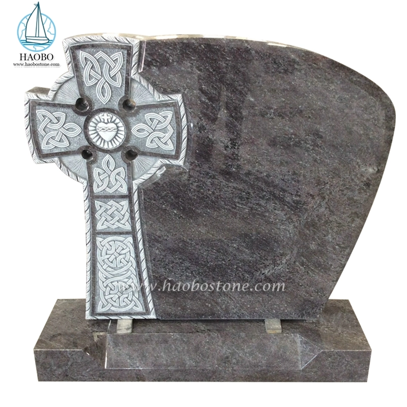 Lapide scolpita a croce di nebbia celtica in granito blu Bahama