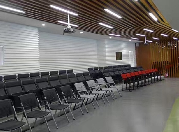 Sala riunioni con strisce luminose a LED