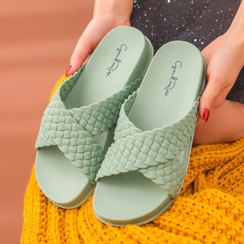 pantofole estive per ragazze con cinghie dall'aspetto intrecciato