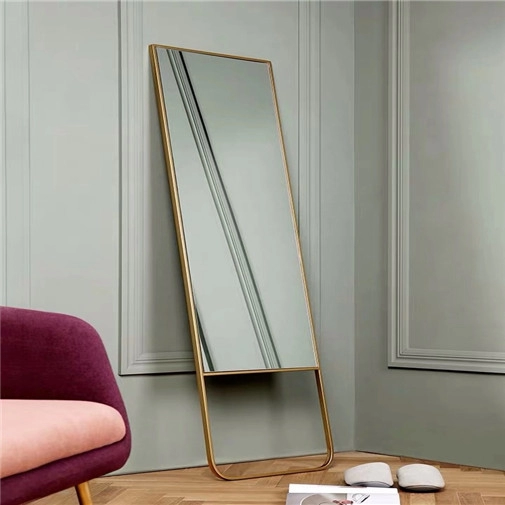 Specchio moderno in metallo dorato