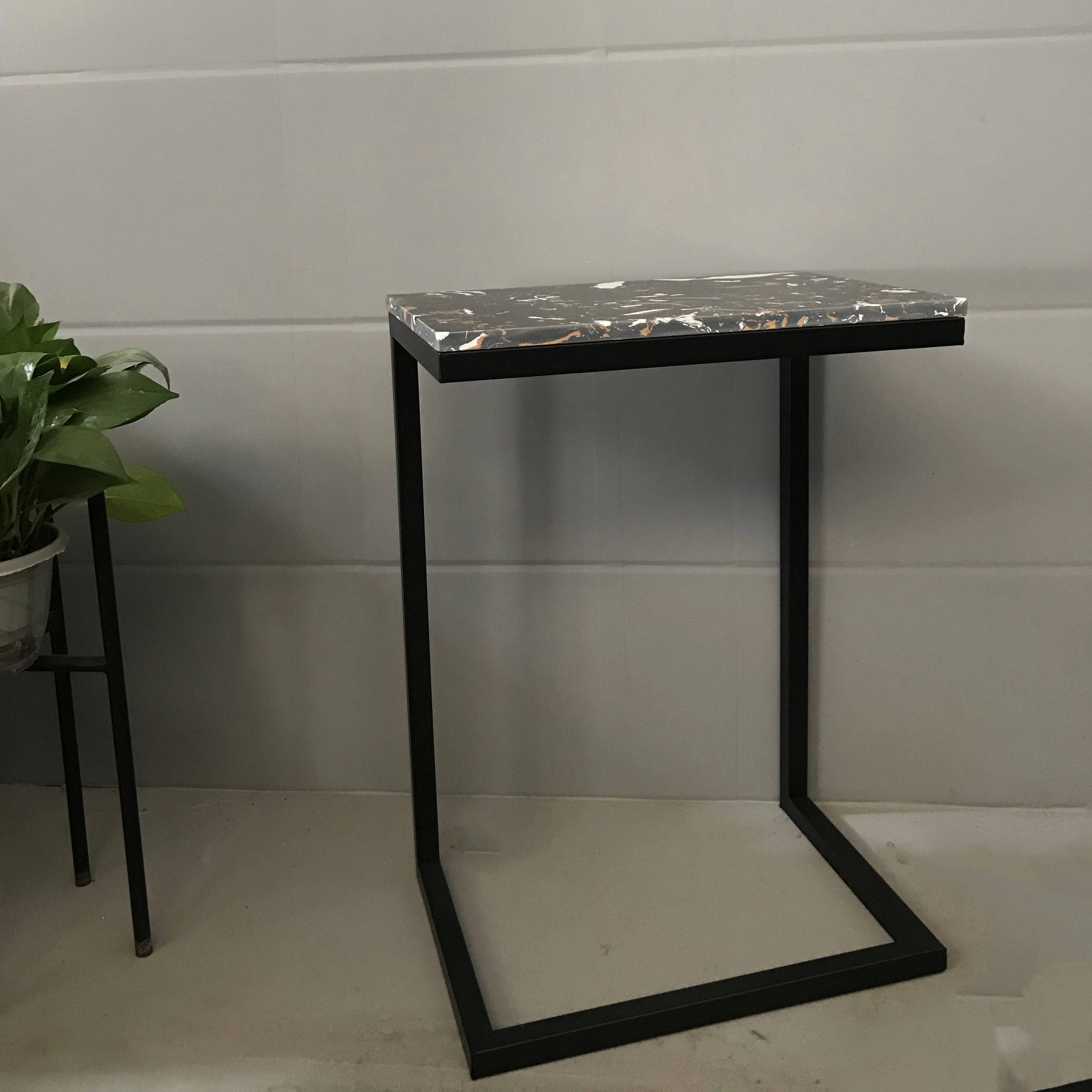 Tavolino in marmo semplice a forma di C