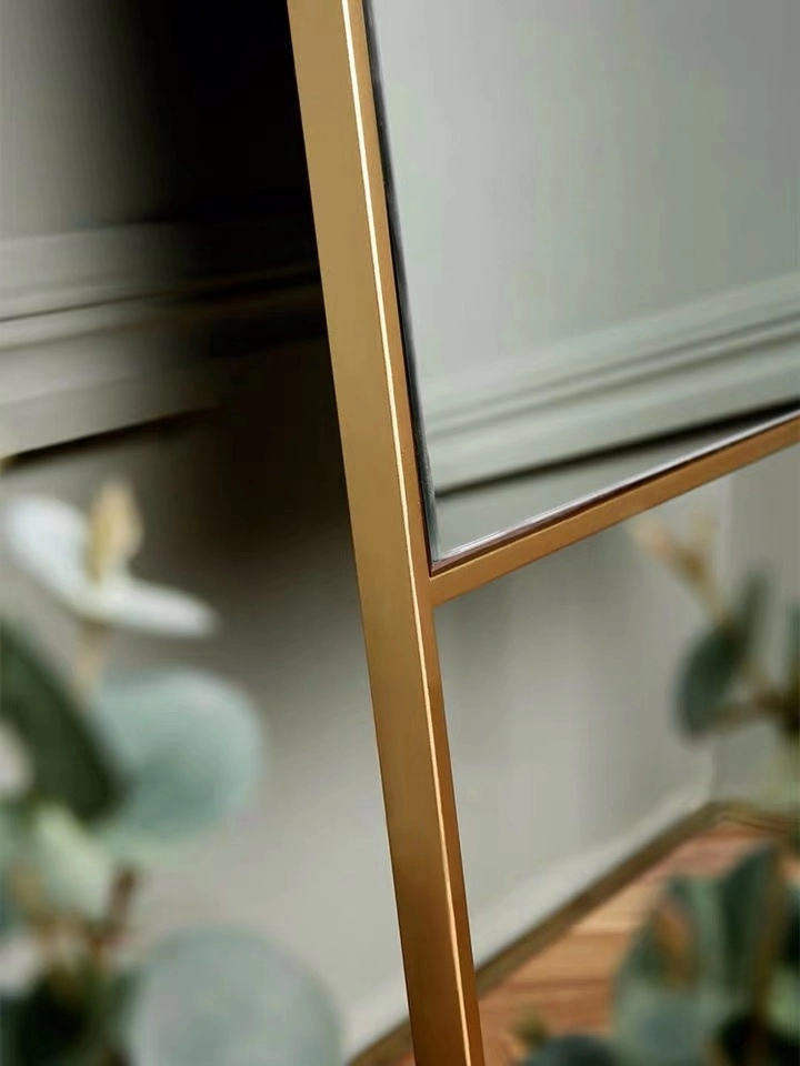 Specchio moderno in metallo dorato