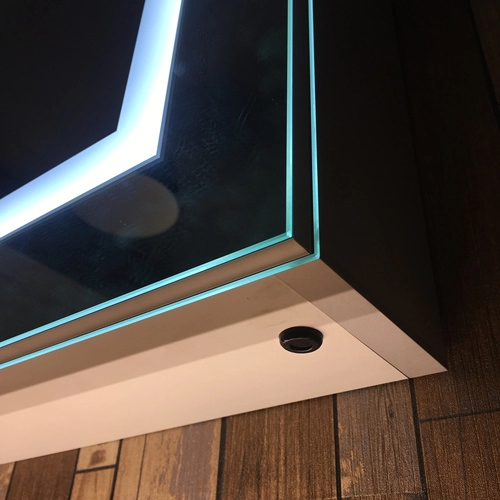 Specchio da bagno illuminato a LED con presa per rasoio