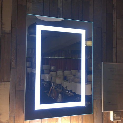 Specchio da bagno illuminato a LED con presa per rasoio
