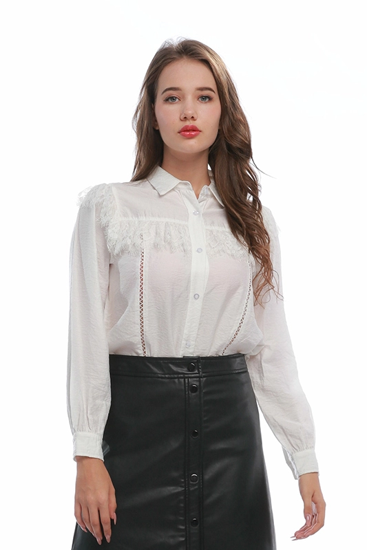 Camicia da donna in pizzo bianco con increspature in tessuto chiffon