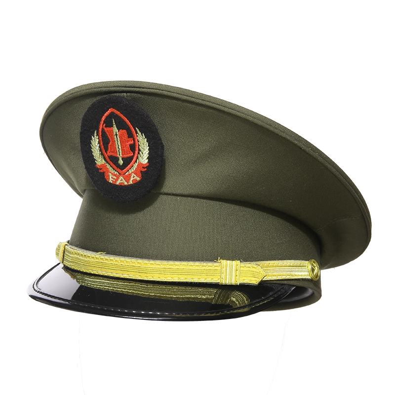 Cappello da ufficiale con visiera dell'uniforme militare
