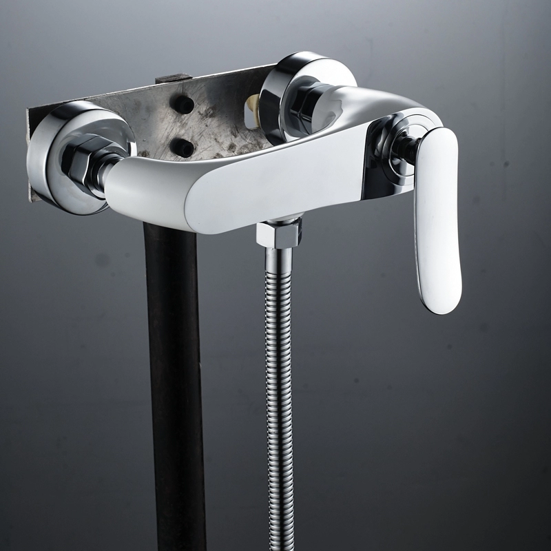 Miscelatore cromato per vasca da bagno con rubinetto per doccia a parete con spruzzatore manuale