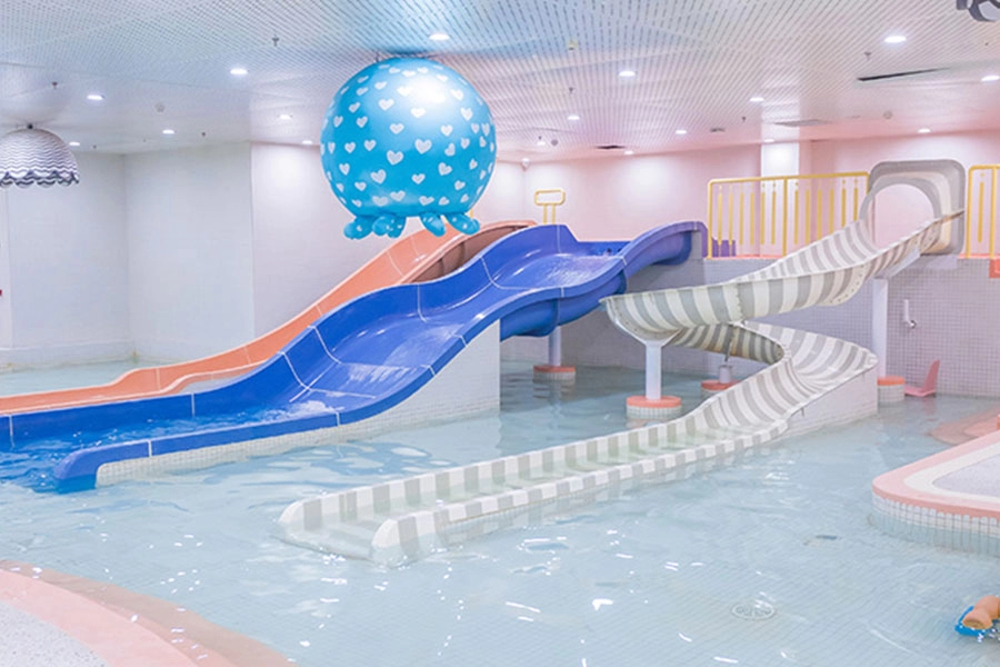 Scivolo d'acqua per piscina più popolare per parco giochi acquatico per bambini che giocano