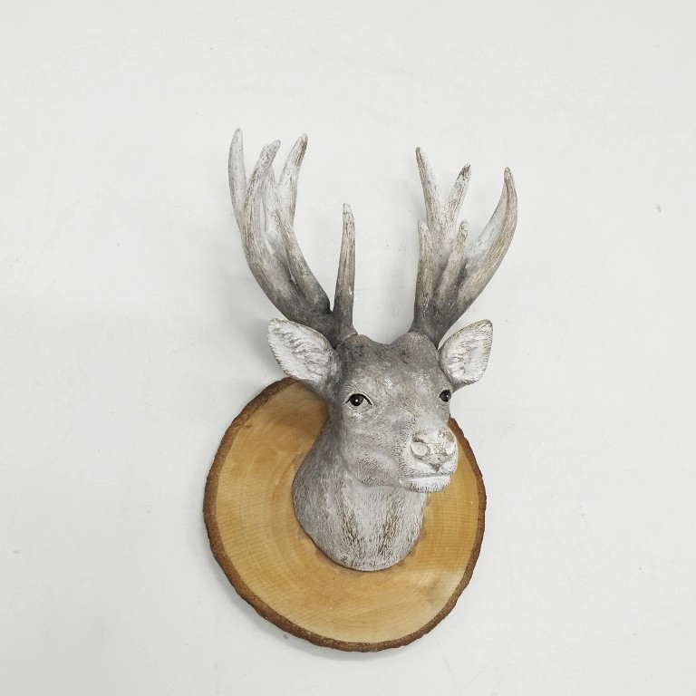 Testa di cervo in resina montata a parete con lavabo in legno