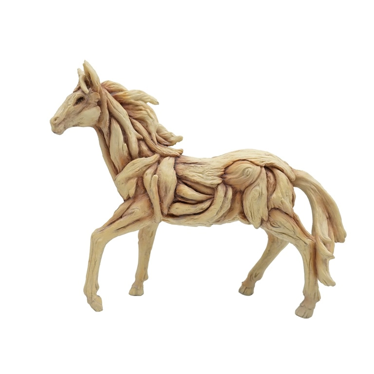 Statua di cavallo in posa in una finitura rustica in legno di resina