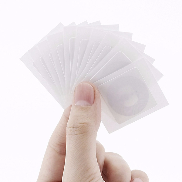 Adesivi per carte RFID 13,56 MHz Etichette NFC adesive RFID per carte di accesso