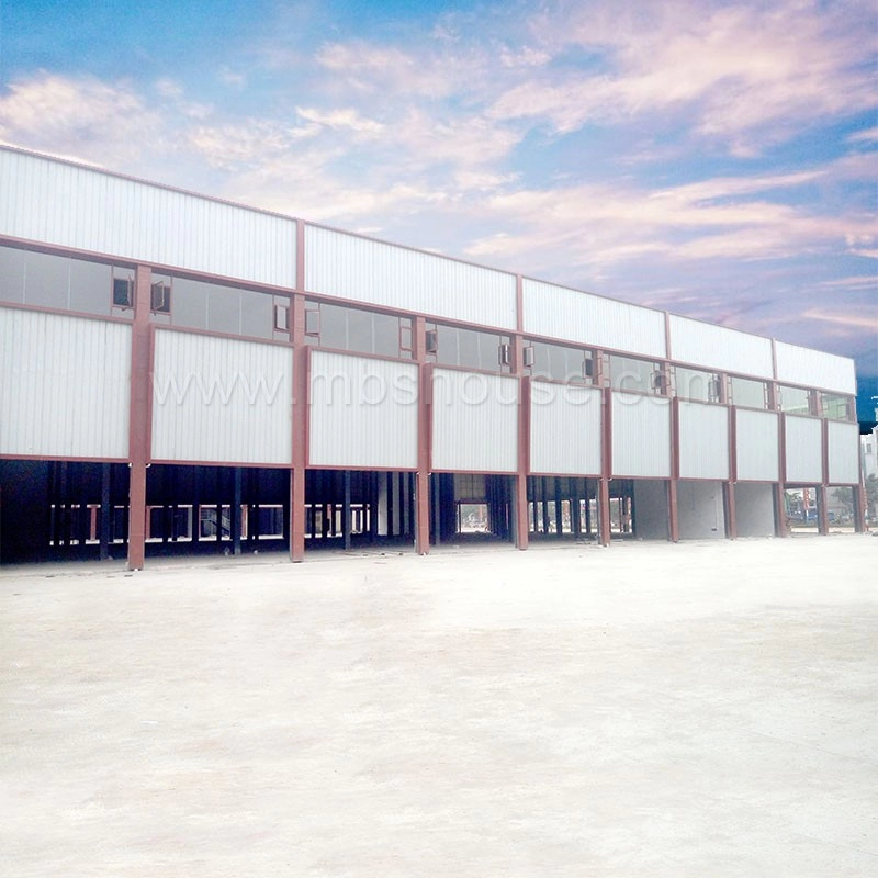 Nuovo design per un magazzino industriale con struttura in acciaio leggero