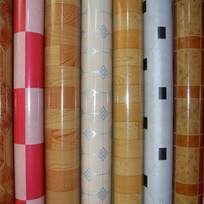 Pavimento in PVC colorato per casa container